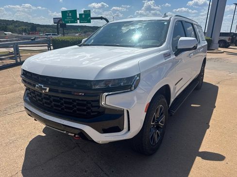 Used 2024 Chevrolet Suburban Z71 w/ Luxury Package AWD/4WD image 3
