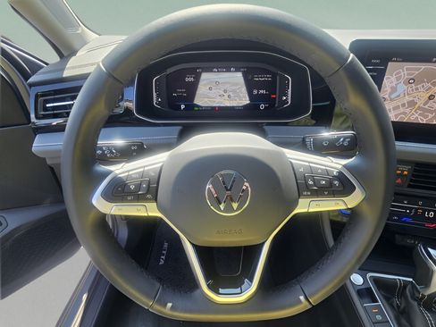Used 2025 Volkswagen Jetta SEL FWD image 21