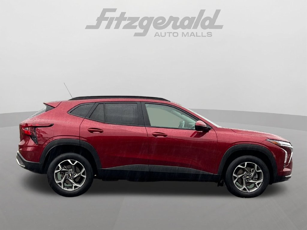 Used 2025 Chevrolet Trax LT FWD image 3