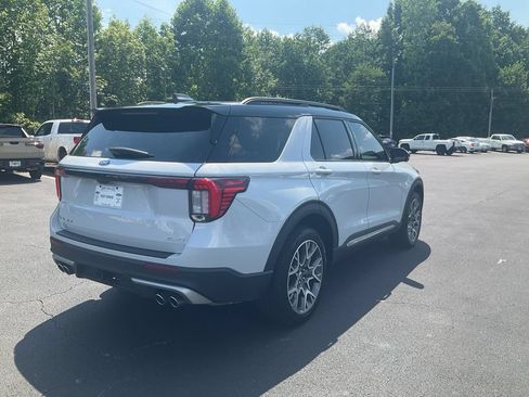 Certified 2025 Ford Explorer Platinum w/ Ultimate Package AWD/4WD image 5