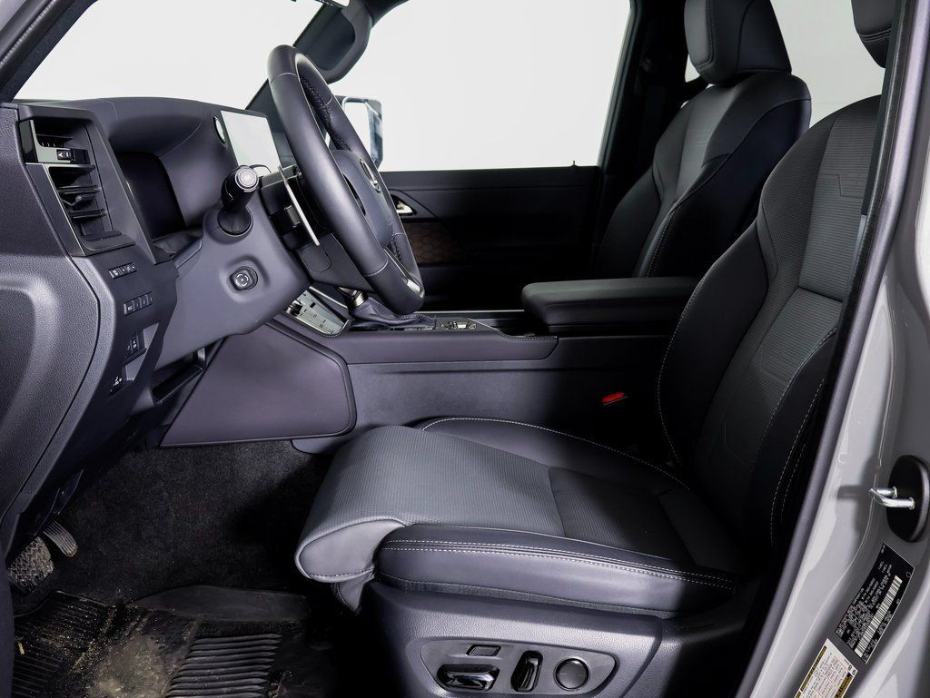 Used 2025 Lexus GX 550 w/ Accessory Package (2T) AWD/4WD image 5