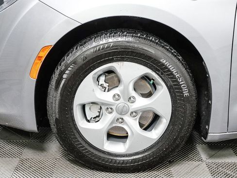 Used 2018 Chrysler Pacifica Touring-L image 37