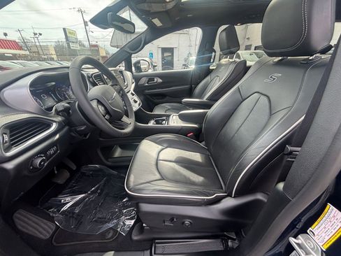 Used 2025 Chrysler Pacifica Limited image 30
