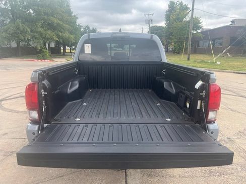 Used 2019 Toyota Tacoma TRD Sport w/ Technology Package RWD image 12