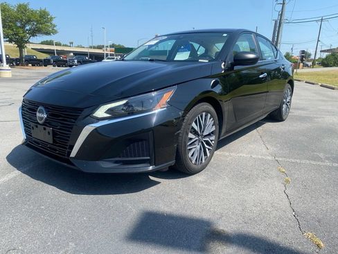 Used 2025 Nissan Altima 2.5 SV FWD image 3