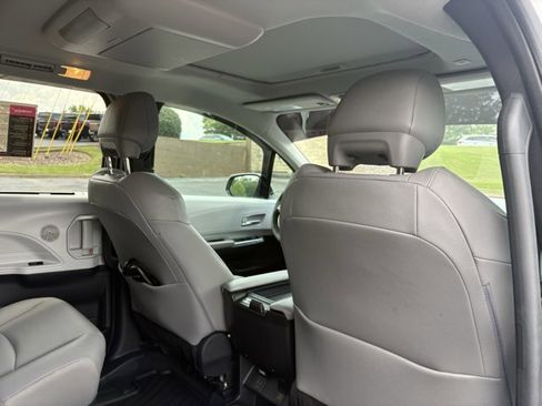 Used 2026 Toyota Sienna XLE FWD image 21