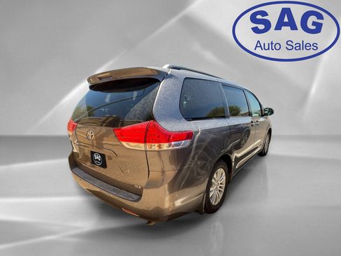 Used 2014 Toyota Sienna XLE FWD image 3
