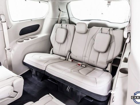 Used 2017 Chrysler Pacifica Touring-L image 34