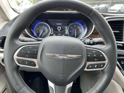 Used 2022 Chrysler Pacifica Limited image 18