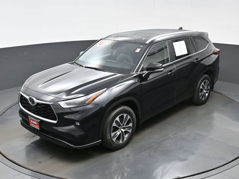 Used 2024 Toyota Highlander XLE AWD/4WD image 37