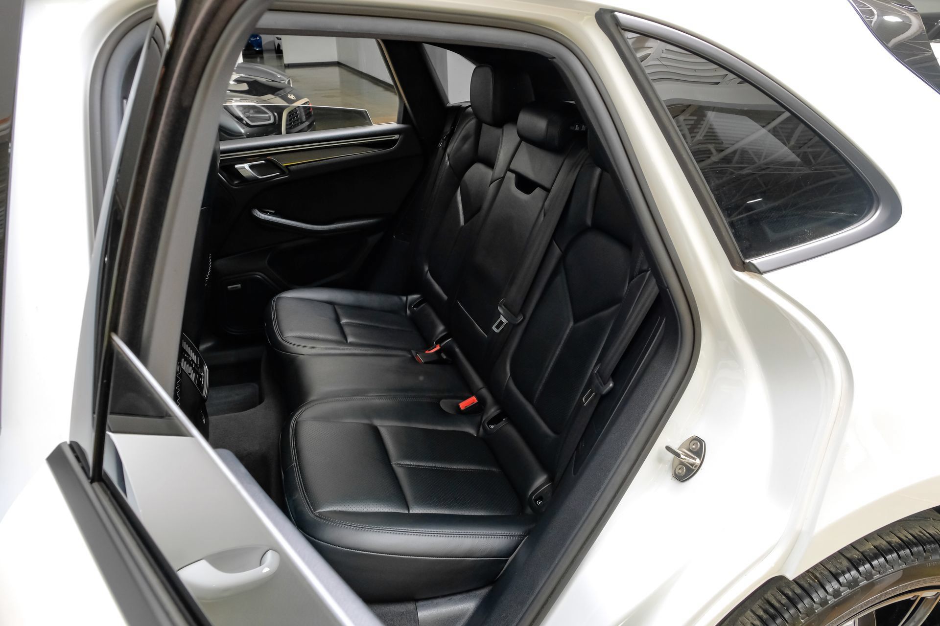 Used 2024 Porsche Macan w/ Premium Plus Package AWD/4WD image 41