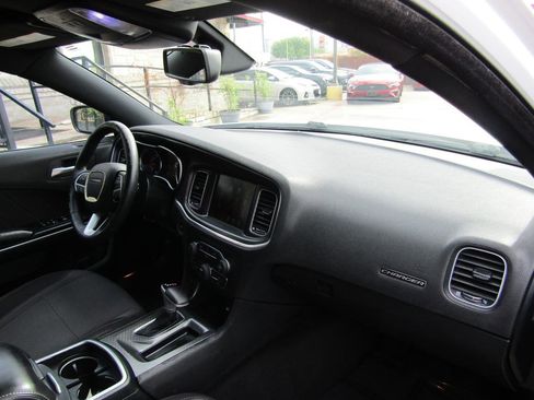 Used 2015 Dodge Charger SXT image 10