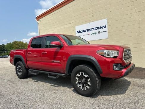 Used 2017 Toyota Tacoma TRD Off-Road w/ Premium & Technology Package AWD/4WD image 2