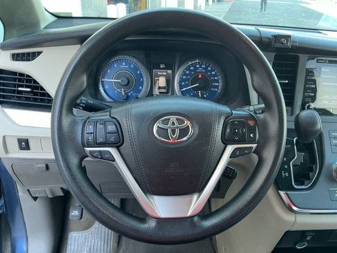 Used 2018 Toyota Sienna LE w/ Carpet Mat Package FWD image 9