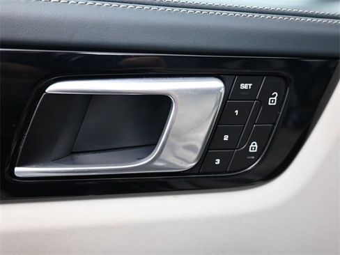 Used 2022 Porsche Cayenne S image 8