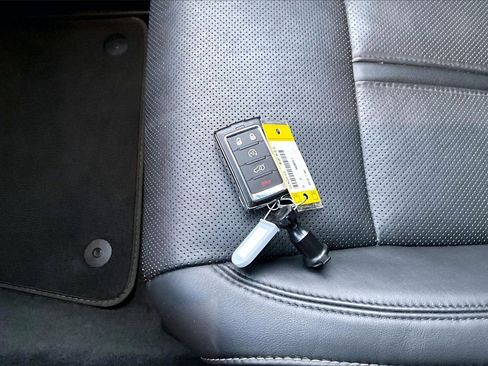 Certified 2024 Jeep Wagoneer L Series II w/ Flexible Seating Group image 33