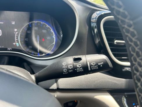 Used 2023 Chrysler Pacifica Touring-L FWD image 22