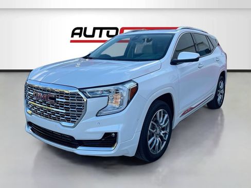 Used 2024 GMC Terrain Denali w/ Denali Premium Package AWD/4WD image 3