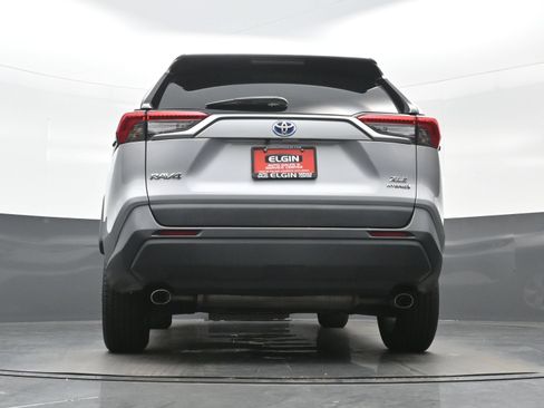 Used 2021 Toyota RAV4 XLE AWD/4WD image 28