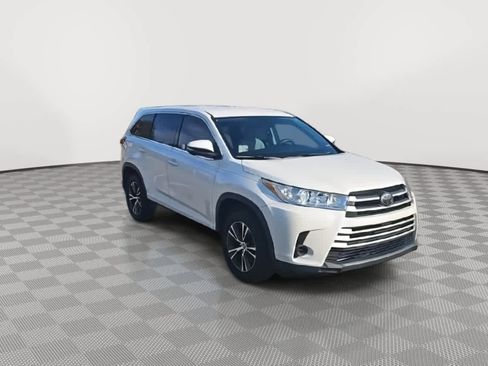 Used 2019 Toyota Highlander LE image 2