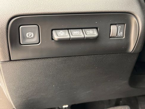 Used 2023 Buick Enclave Avenir image 22