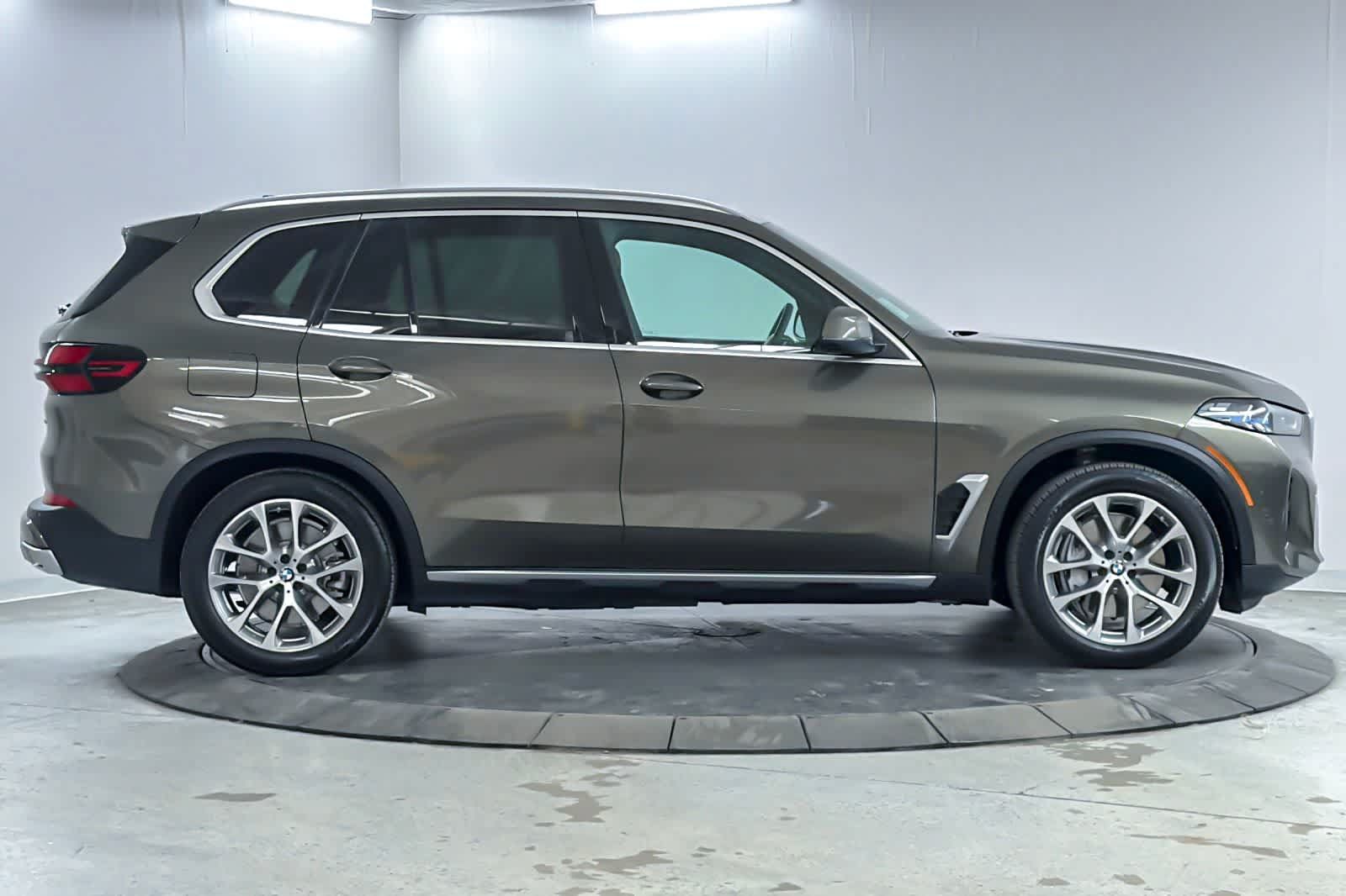 Used 2026 BMW X5 xDrive50e w/ Premium Package AWD/4WD image 8