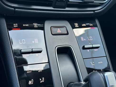 Certified 2025 Porsche Macan AWD/4WD image 24