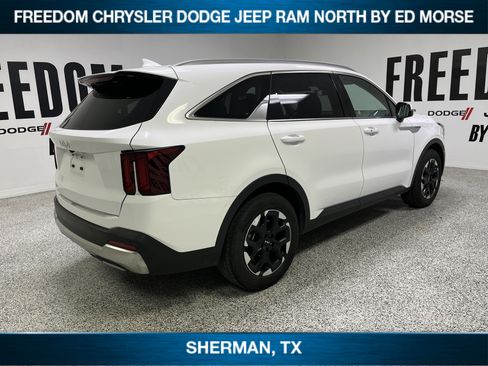 Used 2024 Kia Sorento S image 4