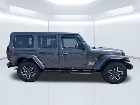 Used 2018 Jeep Wrangler Unlimited Sahara AWD/4WD image 3