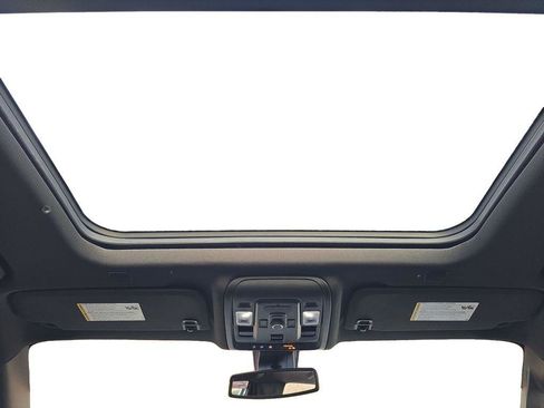 Used 2022 Chevrolet Suburban LT w/ Luxury Package image 10