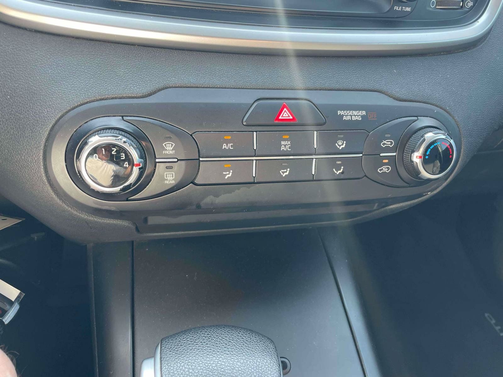 Used 2020 Kia Sorento LX FWD image 11