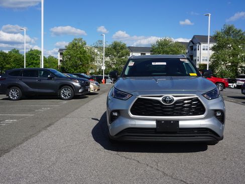 Used 2022 Toyota Highlander XLE image 2