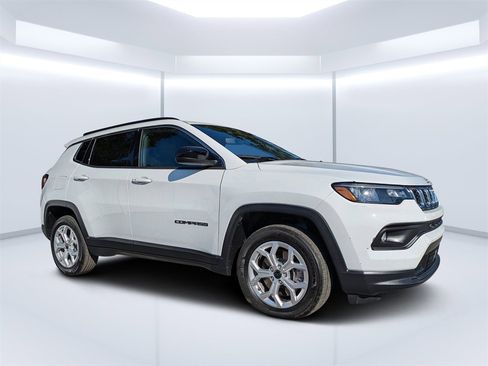 Used 2025 Jeep Compass Latitude image 1