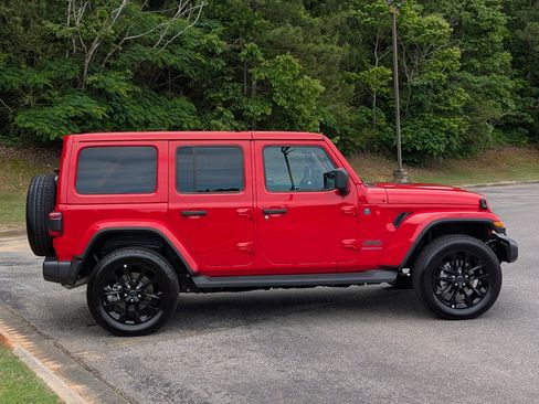 Used 2025 Jeep Wrangler Unlimited Sahara AWD/4WD image 10