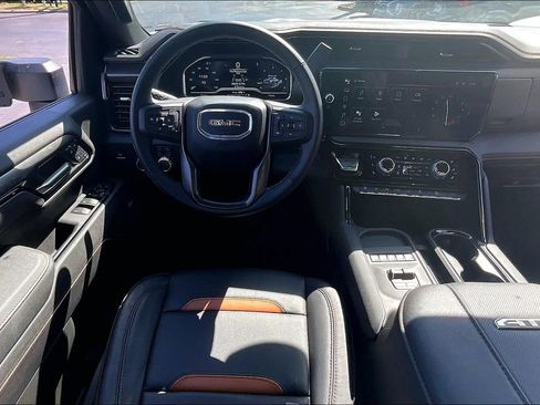 Used 2025 GMC Sierra 2500 AT4 w/ AT4 Premium Plus Package AWD/4WD image 9