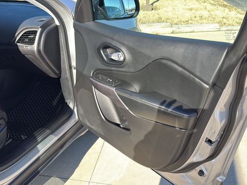 Used 2019 Jeep Cherokee Latitude Plus w/ Cold Weather Group image 11