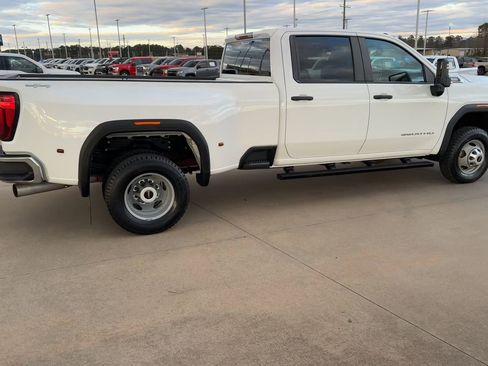 Used 2023 GMC Sierra 3500 Pro w/ Convenience Package image 9