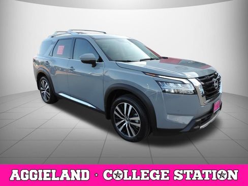Used 2024 Nissan Pathfinder Platinum FWD image 3