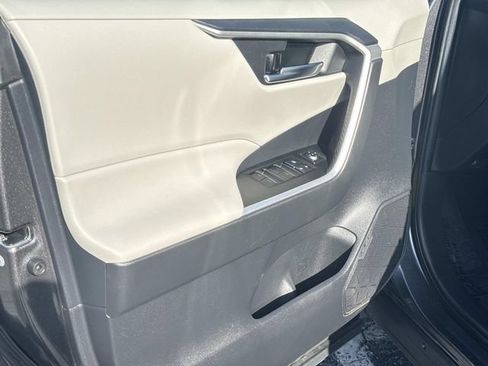 Used 2022 Toyota RAV4 XLE w/ Convenience Package AWD/4WD image 17