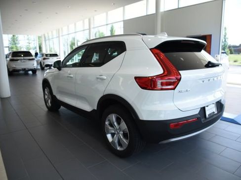 Used 2021 Volvo XC40 T5 Momentum w/ Premium Package AWD/4WD image 3