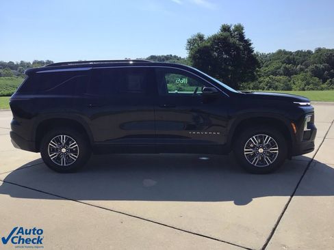 Used 2025 Chevrolet Traverse LT image 2