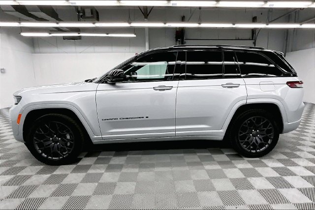 Used 2025 Jeep Grand Cherokee Summit w/ Obsidian Package AWD/4WD image 14