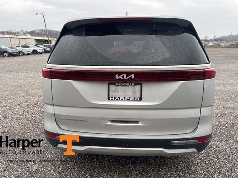 Used 2022 Kia Carnival LX image 4