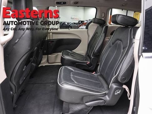 Used 2023 Chrysler Pacifica Limited FWD image 22