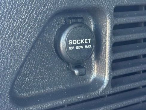 Used 2022 Nissan Armada SV image 32