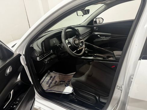 Used 2025 Hyundai Elantra SE image 16