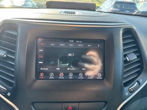 Used 2019 Jeep Cherokee Latitude Plus w/ Cold Weather Group AWD/4WD image 16