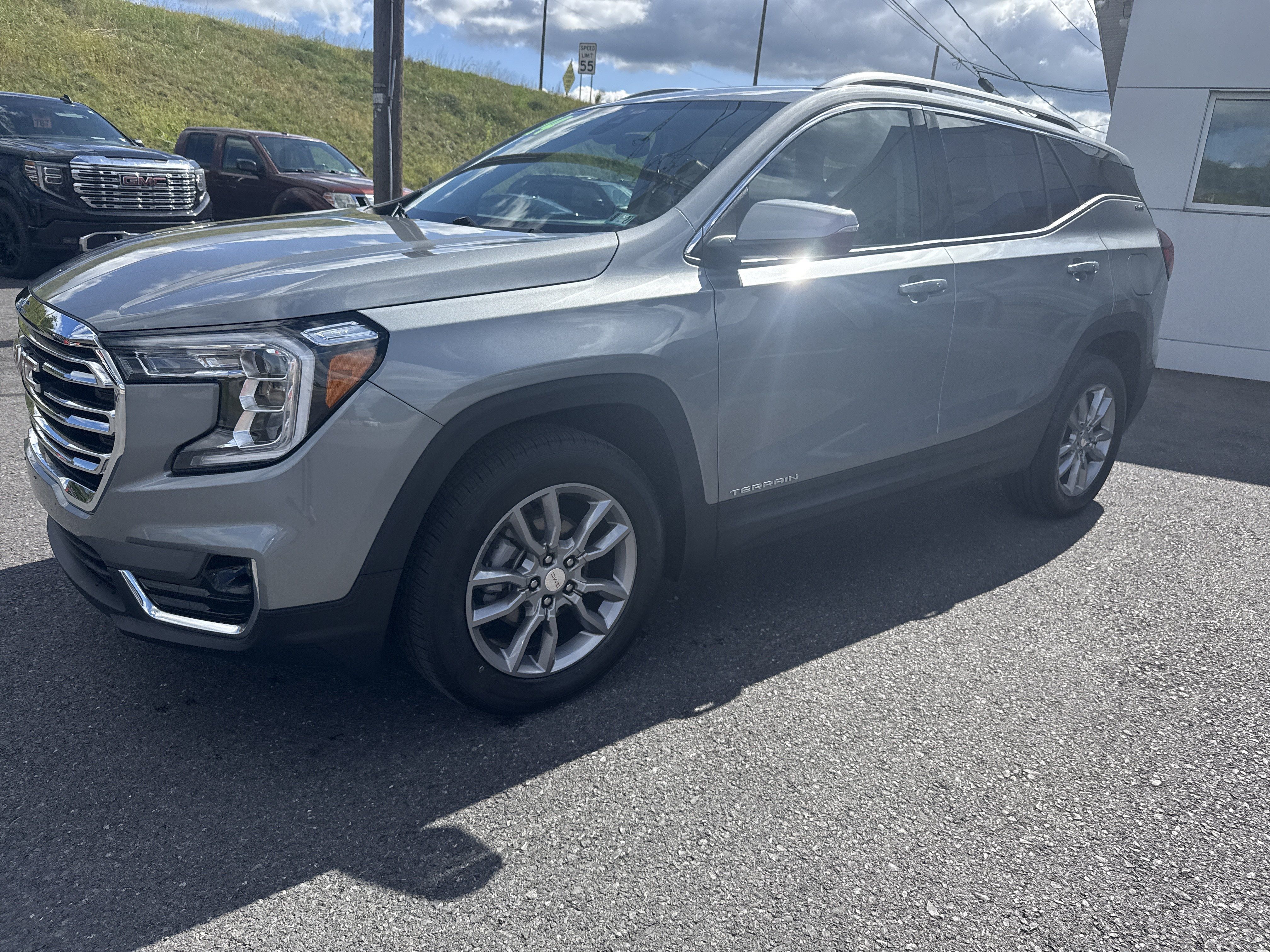 Used 2024 GMC Terrain SLT AWD/4WD image 7