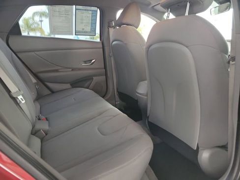 Used 2022 Hyundai Elantra SE FWD image 23