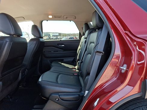 Used 2024 Nissan Pathfinder SL AWD/4WD image 10